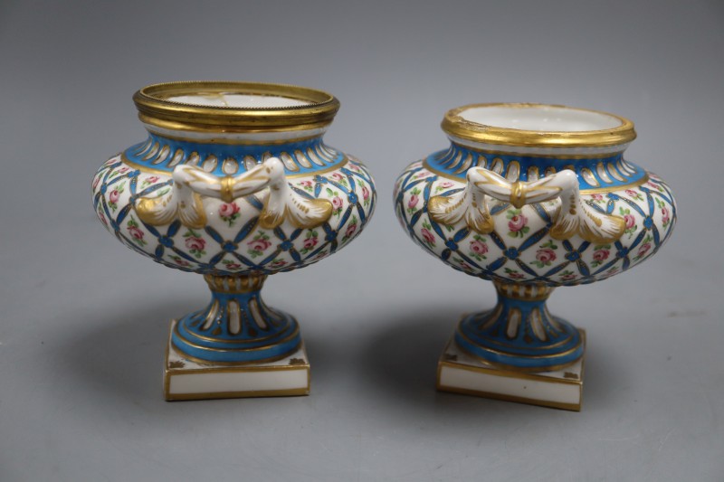 A pair of Continental porcelain urns, one with cover, height 11.5cm excluding cover